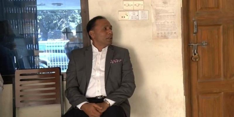 নির্ধারিত সময়ে অফিসে অনুপস্থিত, বারান্দায় অপেক্ষা করলেন ভূমি প্রতিমন্ত্রী