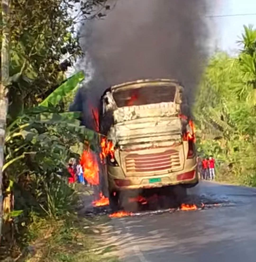যশোর-নড়াইল মহাসড়কে ‘নড়াইল এক্সপ্রেস’-এ ভয়াবহ অগ্নিকাণ্ড