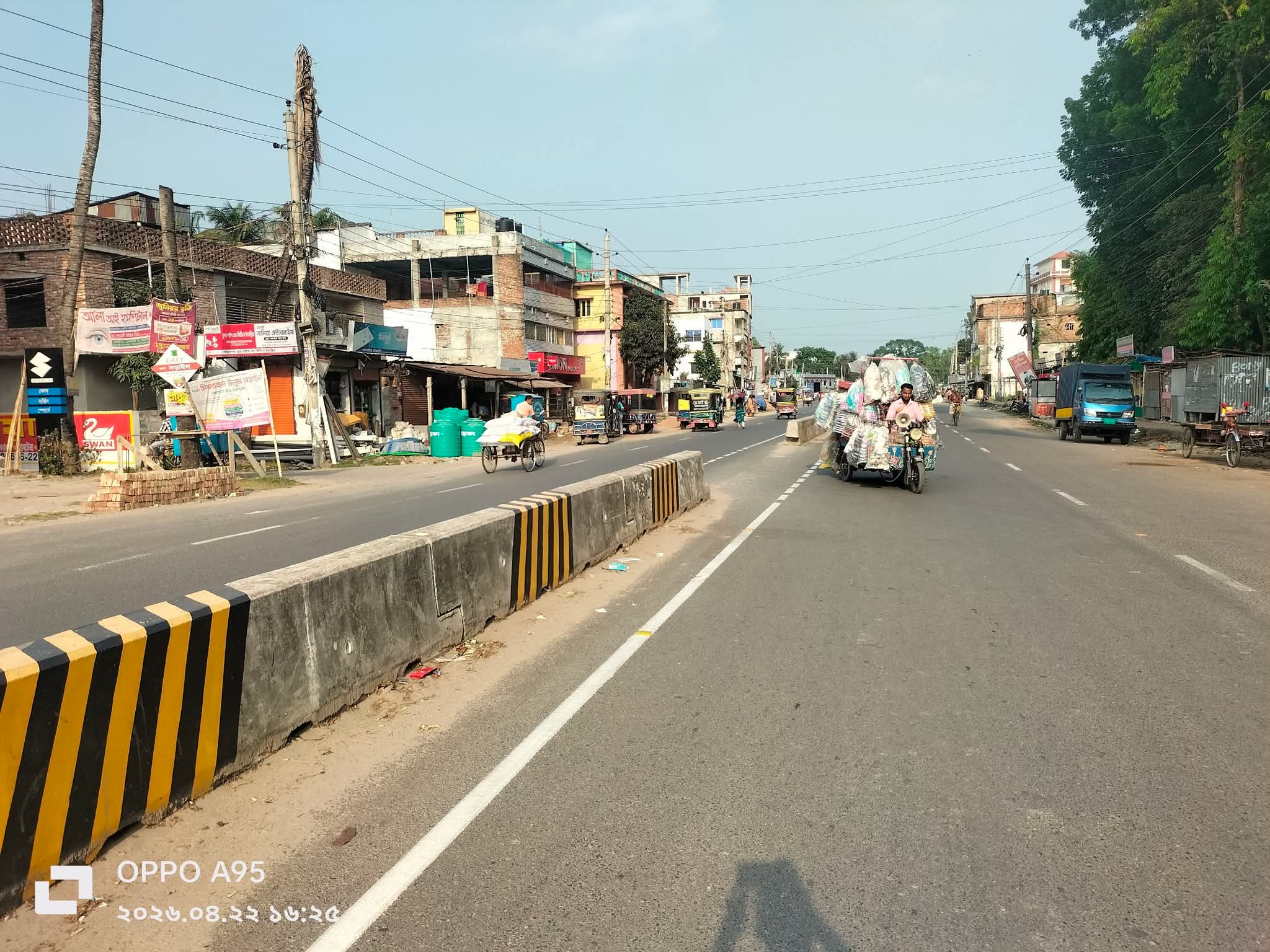 আলাদাৎপুর সড়কে নেই স্পিড ব্রেকার দূর্ঘটনার আশংকা