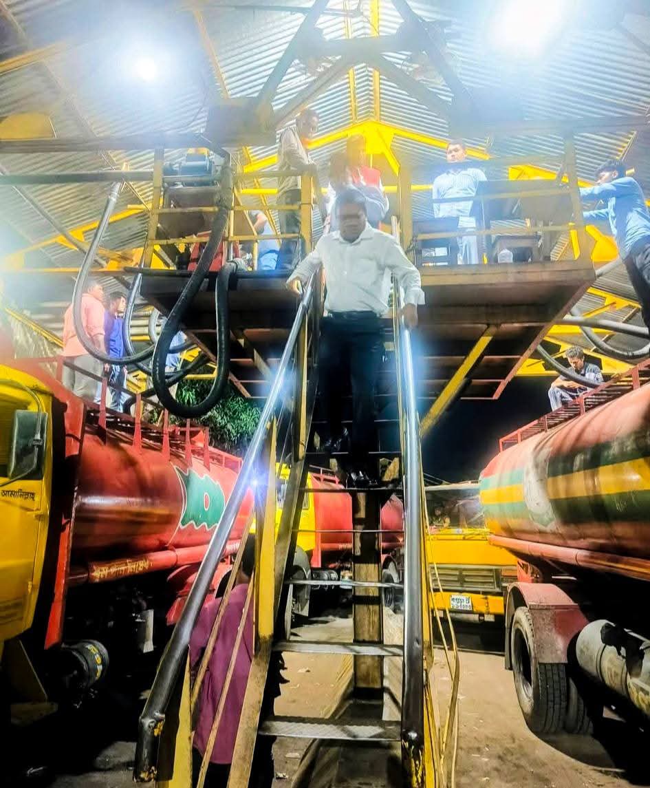 পার্বতীপুর  ডিপোতে মনিটরিং কার্যক্রম সরেজমিনে  পরিদর্শন করেন - দিনাজপুর জেলা প্রশাসক