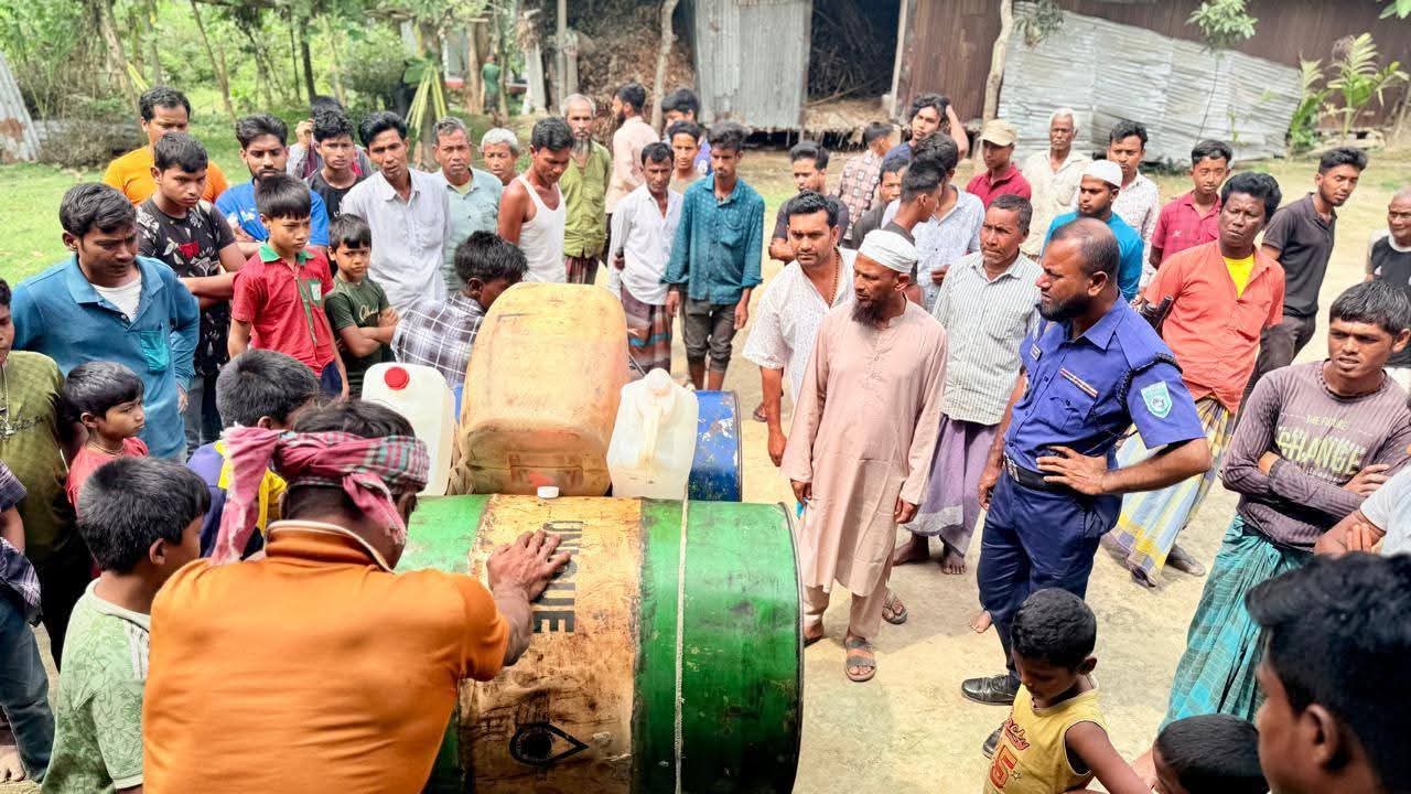 বীরগঞ্জে অবৈধ ডিজেল ও অকটেন মজুদ করার অভিযোগে এক ব্যক্তিকে ৭ দিনের কারাদণ্ড ও ৫,০০০ টাকা জরিমানা।