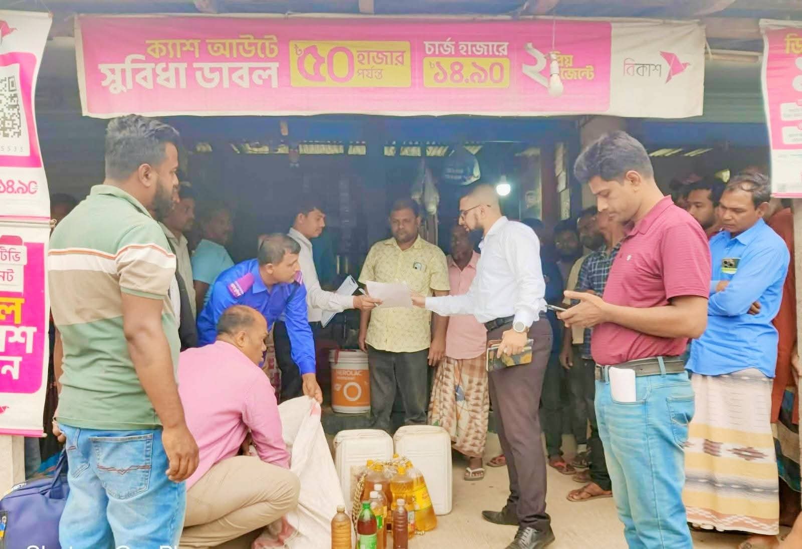 জ্বালানি সংকটের সুযোগ নিয়ে অবৈধ পেট্রোল বিক্রির অভিযোগে মুদি ব্যবসায়ী গ্রেফতার