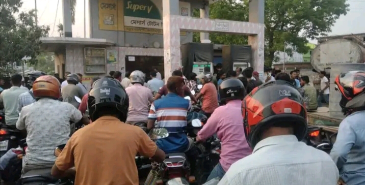 তেল না দেওয়ায় ফিলিং স্টেশন ম্যানেজারকে কুপিয়ে জখম