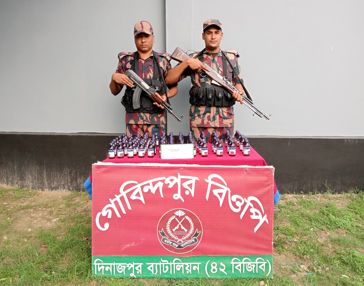 দিনাজপুরের হিলি সীমান্তে বিপুল পরিমাণ ফেন্সিডিলসহ আটক ২