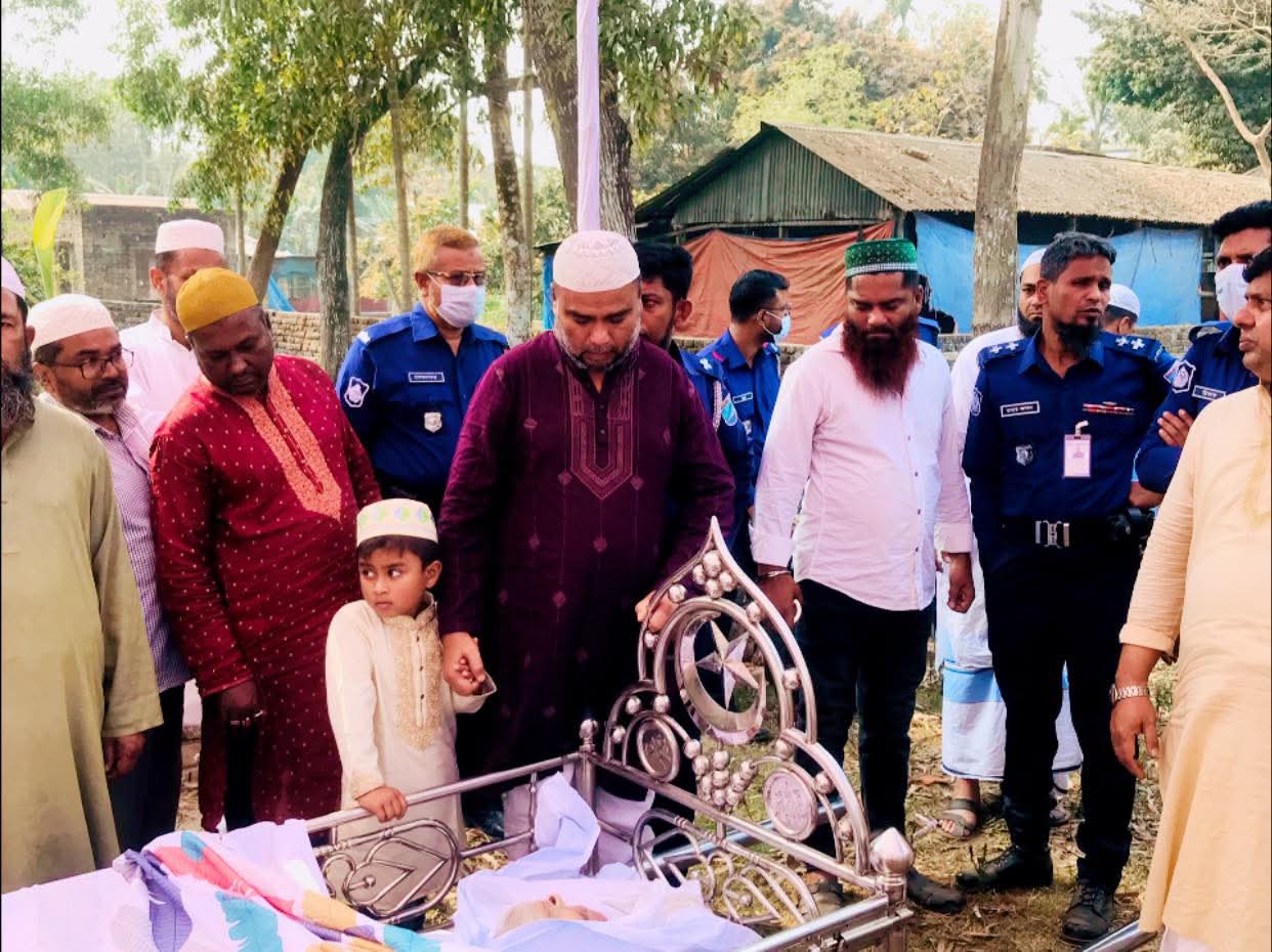 নরসিংদীতে প্যারেলে মুক্তি পেয়ে বাবার জানাযায় অংশ নিলেন কারা বন্দী আ.লীগ নেতা ও তার ভাই