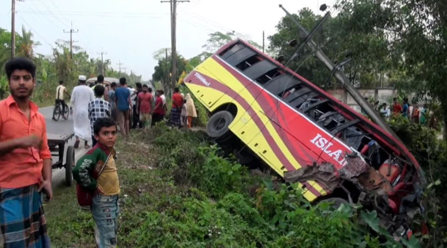 বাকেরগঞ্জে বাসের ধাক্কায় বৈদ্যুতিক খুটিতে নিয়ন্ত্রণ হারিয়ে আহত ৬ জন