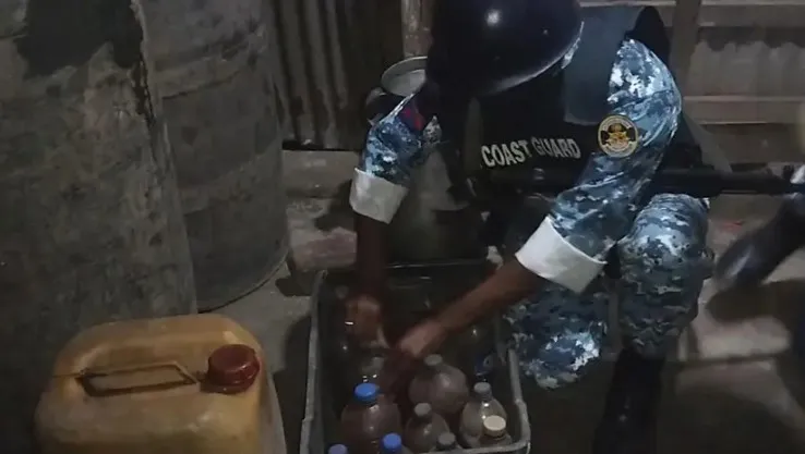 বরগুনায় ১,২৬০ লিটার জ্বালানি উদ্ধার: ব্যবসায়ীকে জরিমানা ও আইনি পদক্ষেপ গ্রহণ