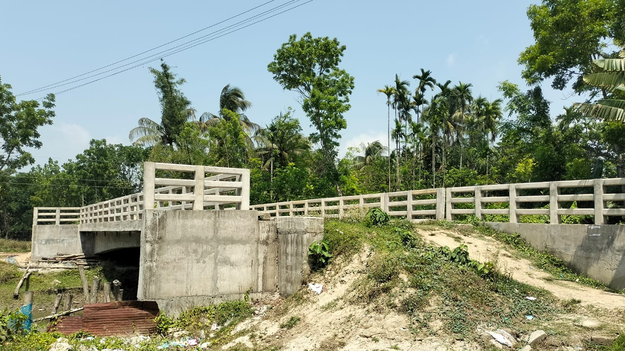 বাকেরগঞ্জের ২ কোটি টাকার সেতু পড়ে আছে অবহেলায়