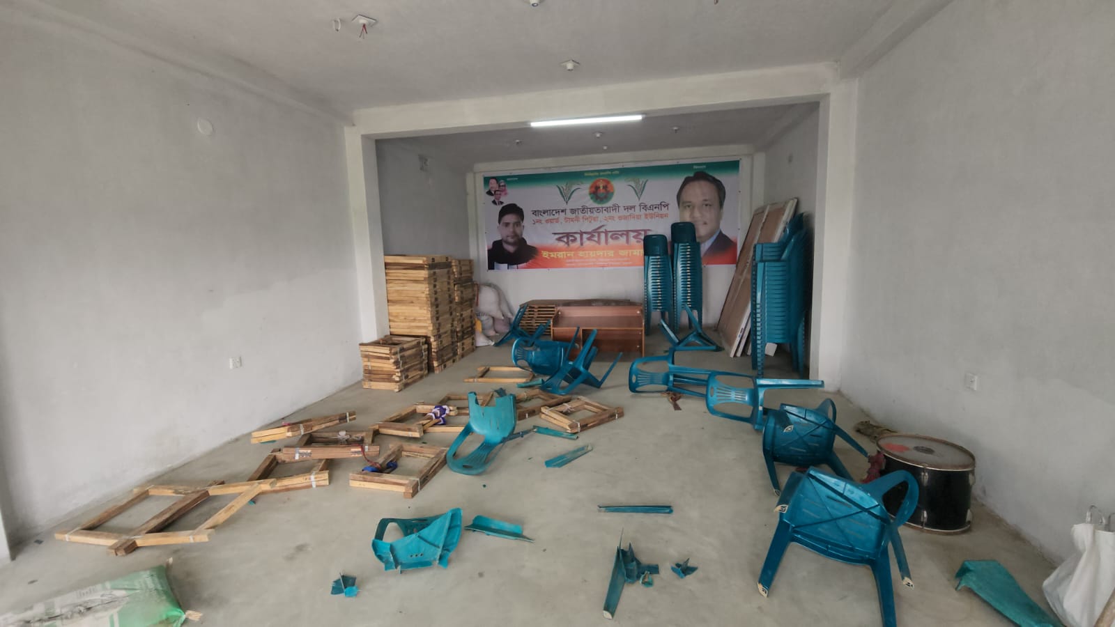 কিশোরগঞ্জের গুজাদিয়ায় প্রবাসীর বাড়িতে হামলা-লুটপাট, কেয়ারটেকার আহত