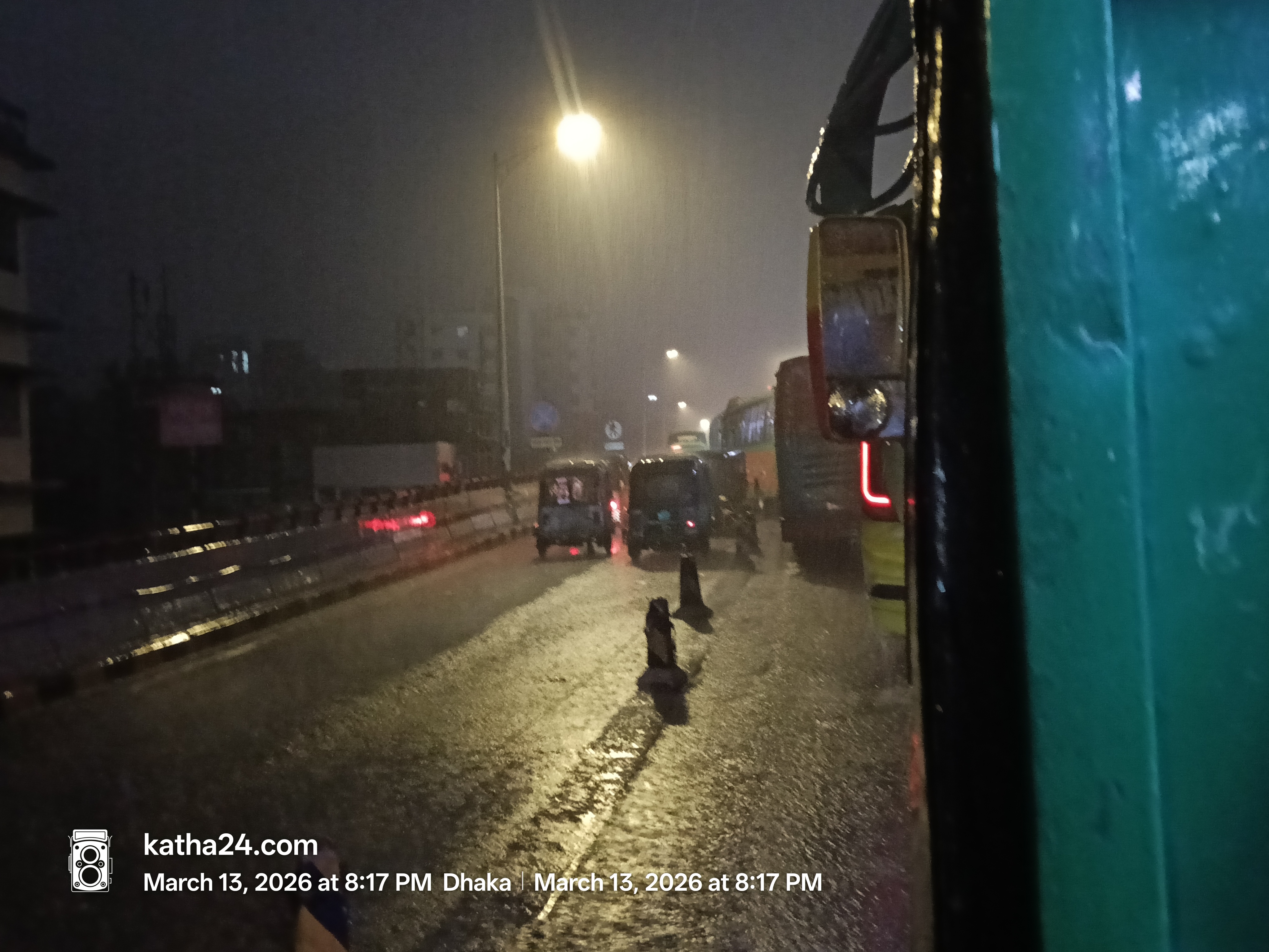 ঈদের প্রাক্কালে ঢাকায় আকস্মিক বৃষ্টি, গরমে স্বস্তি পেলেও বিপাকে পথচারীরা