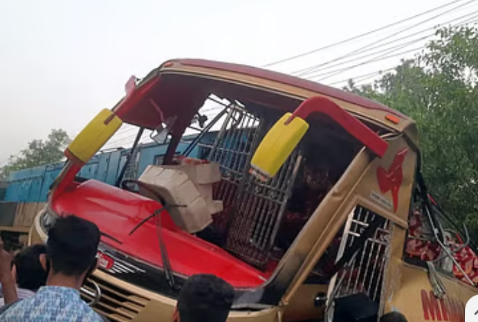 মধ্যরাতে কুমিল্লায় ট্রেন ও বাসের সংঘর্ষে প্রাণ গেল ১২ জনের, আহত ১০ এর বেশি