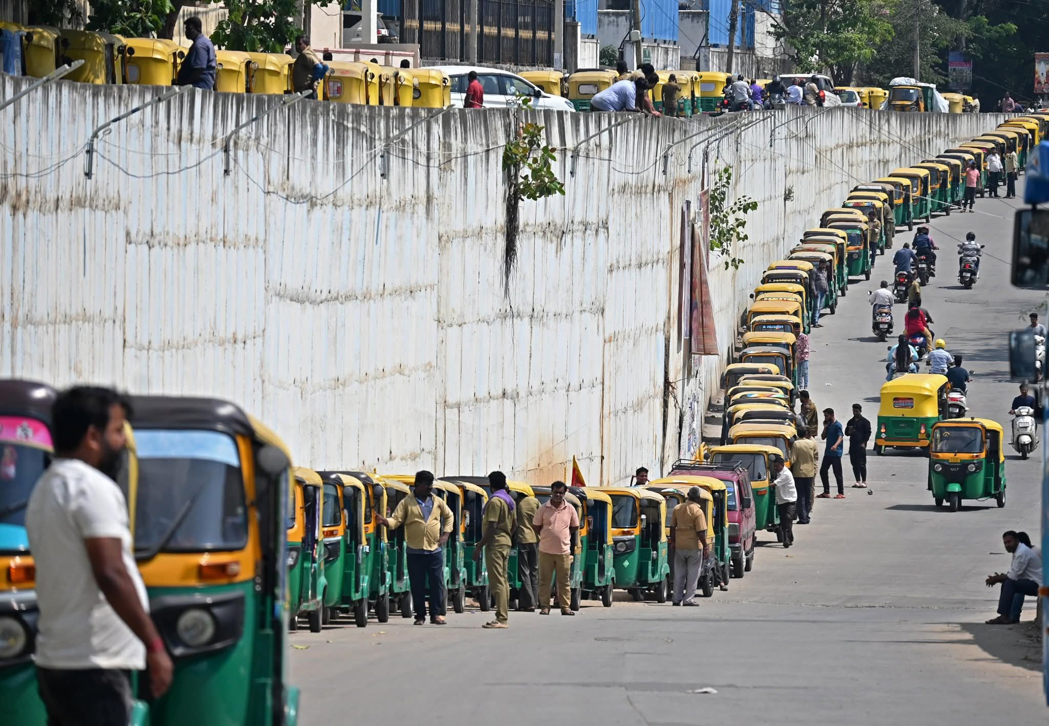 ভারতেও তীব্র গ্যাস সংকট: বেঙ্গালুরুতে দীর্ঘ লাইনে যানবাহন