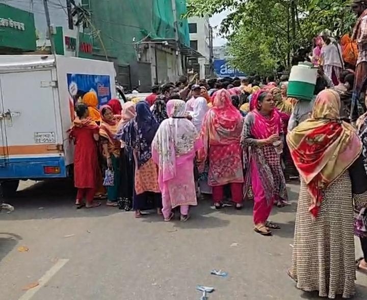 বেতন না দিয়ে ঈদ ছুটি বাড়াল নাসা গ্রুপ, সড়ক অবরোধে শ্রমিকদের ক্ষোভ