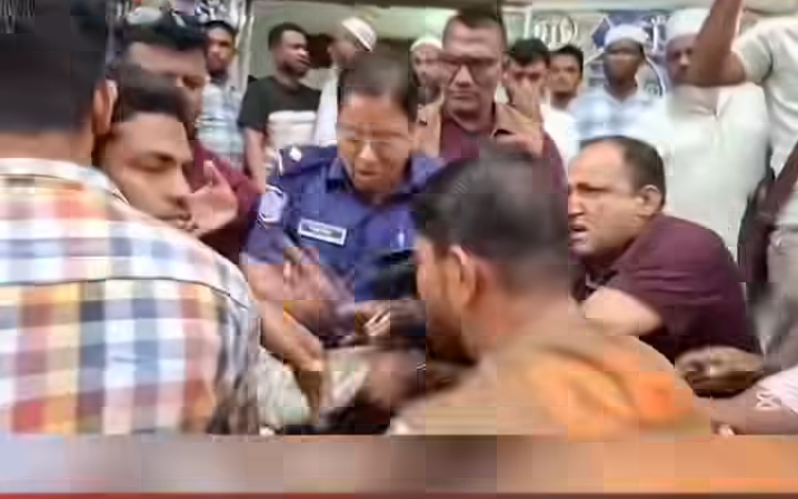 লক্ষ্মীপুরে সংঘর্ষ: পুলিশ ও ছাত্রদলের মধ্যে হামলার ঘটনায় আহত শতাধিক শিক্ষার্থী