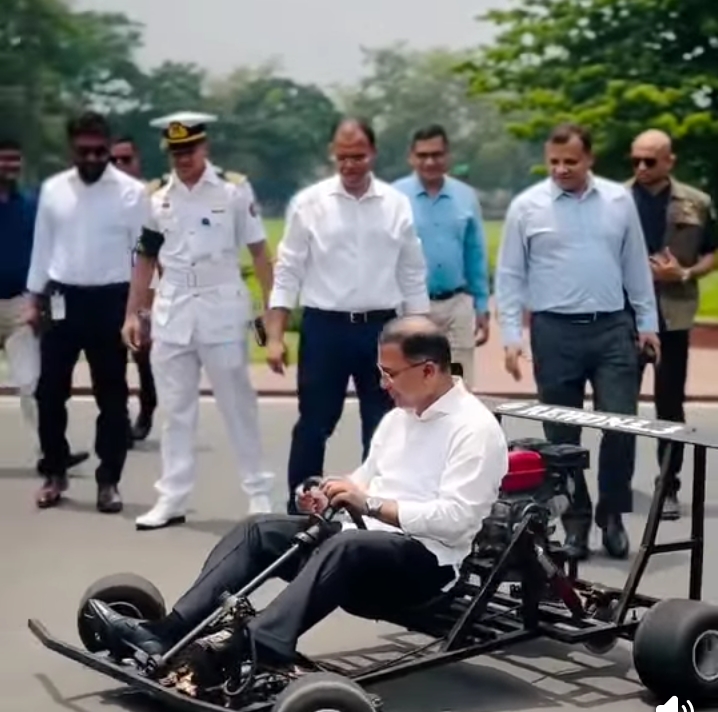 তরুণ উদ্ভাবকের তৈরি গো-কার্ট চালালেন প্রধানমন্ত্রী তারেক রহমান
