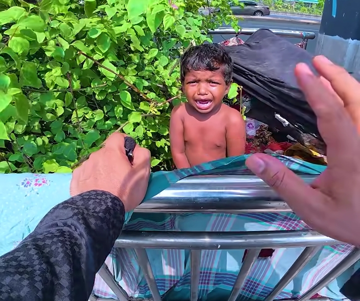 রাস্তার ধারে অঝোরে কাঁদছে শিশু, সন্তান ফেলে রেখে বাবা-মা উধাও!