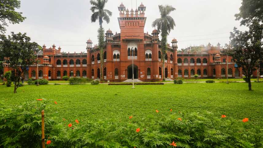 দুই ভুবনের মাঝখানে: ইংলিশ মিডিয়াম শিক্ষার্থীদের পাবলিক বিশ্ববিদ্যালয় ভর্তি যুদ্ধের কঠিন বাস্তবতা