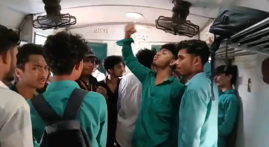 চট্টগ্রাম বিশ্ববিদ্যালয়ের শাটলে ছাত্রদলের প্রতিবাদ !