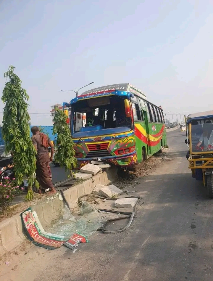 নারায়ণগঞ্জের ভুইগড়ে ফের বাস দুর্ঘটনা: জননিরাপত্তায় প্রশ্ন