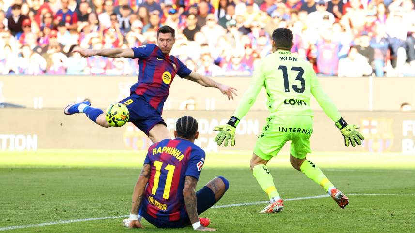 ভিয়ারিয়ালের মুখোমুখি বার্সেলোনা; ভিয়ারিয়ালের সফরের সময় বার্সার স্ট্রাইকাররা ফাঁকা গুলি চালাচ্ছে