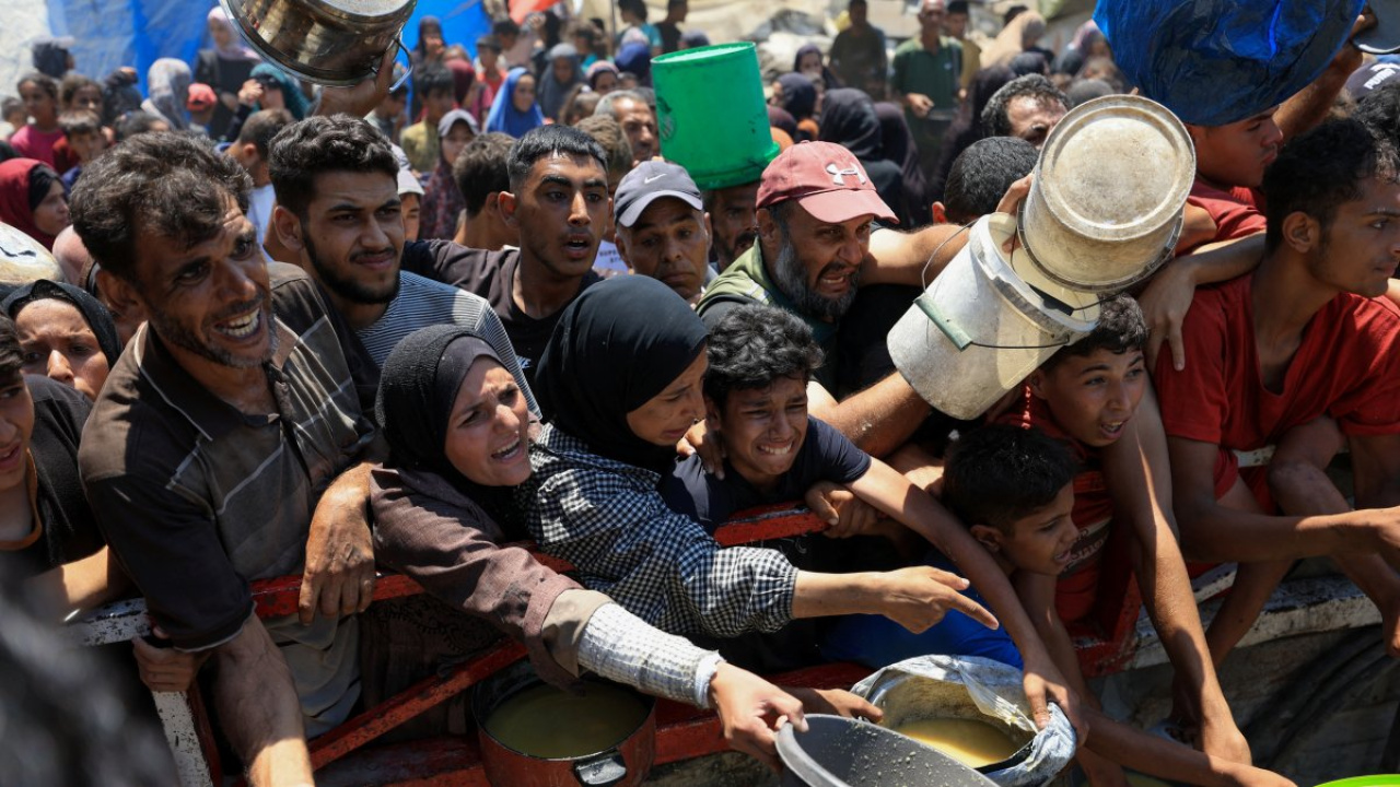 তেহরানে ক্ষেপণাস্ত্র, গাজায় হাহাকার; নীরব দুর্ভিক্ষ আর প্রশাসনিক বেড়াজালে পিষ্ট ২০ লাখ মানুষ