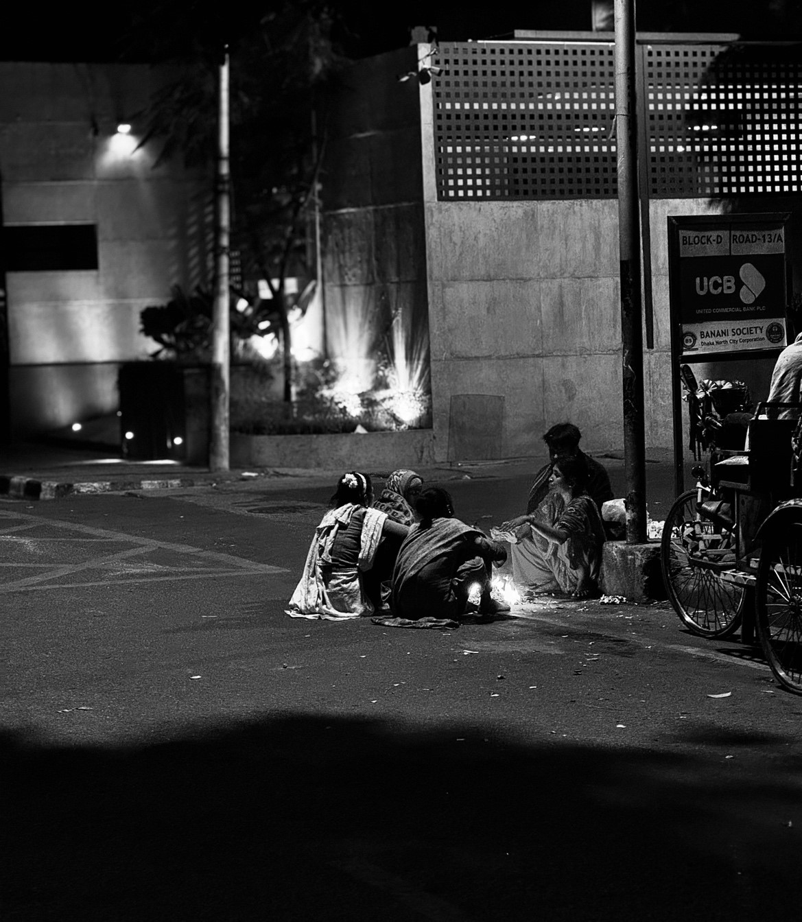 রাতের ঢাকা: যেখানে আলো ও আধারে স্পষ্ট হয় শ্রেণি বৈষম্য