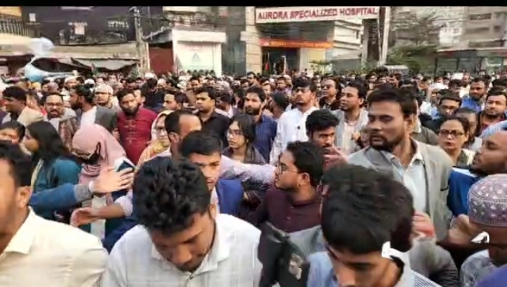 হামলার পর ‘বীরের বেশে’ নাসিরুদ্দিন পাটোয়ারীর নেতৃত্বে মিছিল