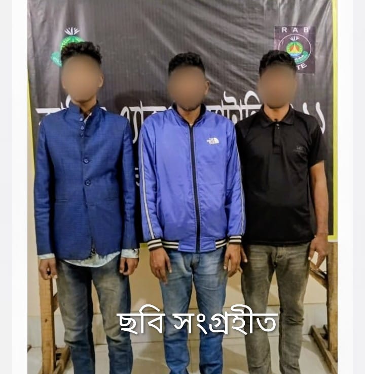 লক্ষ্মীপুর মুড়িভর্তি বস্তার আড়ালে লুকানো ৫৬ কেজি গাঁজা