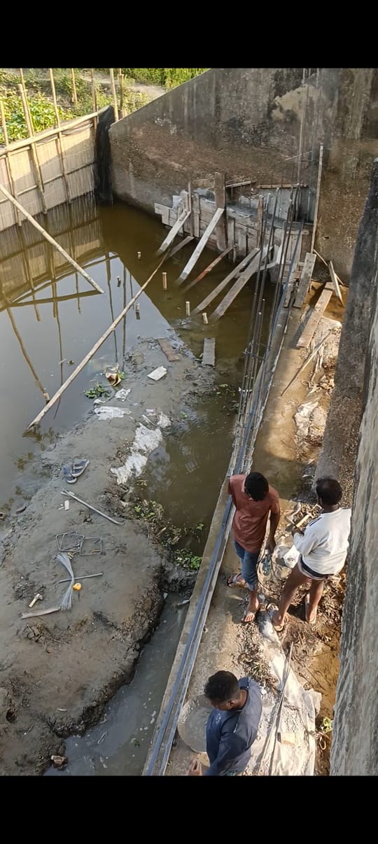 ভূরুঙ্গামারীতে ব্রীজের নিচে পানি প্রবাহ বন্ধ করে সরকারি জমি দখল, স্থাপনা নির্মাণ