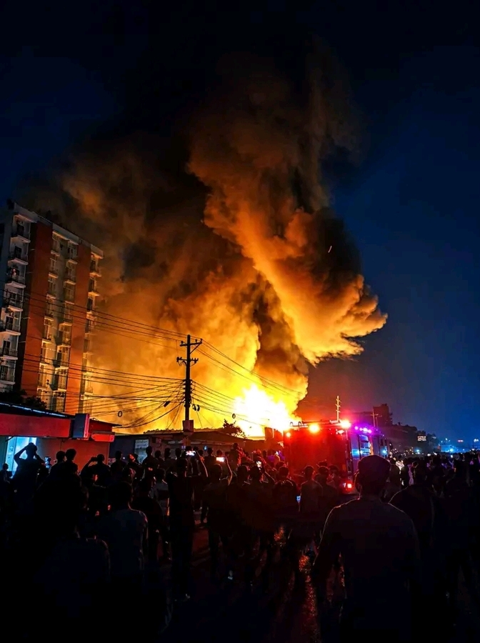 নারায়ণগঞ্জে মৎস্য ভবনের সামনে ভয়াবহ অগ্নিকাণ্ড: নিয়ন্ত্রণে কাজ করছে ফায়ার সার্ভিস