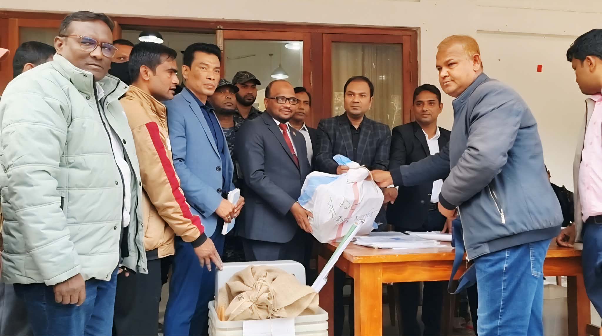 পীরগঞ্জে প্রিজাইডিং অফিসারদের ব্রিফিং, নির্বাচনী মালামাল বিতরণ