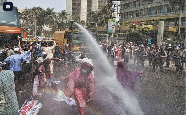 বাংলাদেশ ব্যাংকের সামনে আমানতকারীদের প্রতিবাদ: সড়ক অবরোধে জলকামান প্রয়োগ