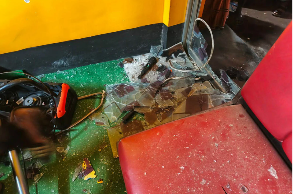 "নারায়ণগঞ্জে যুবদল নেতার ব্যবসা প্রতিষ্ঠানে হামলা ও ভাঙচুর, ছুরিকাঘাতে একজন গুরুতর আহত"