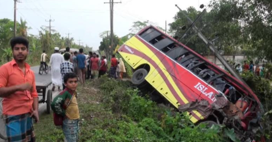 বাকেরগঞ্জে বাসের নিয়ন্ত্রণ হারিয়ে বৈদ্যুতিক খুঁটিতে ধাক্কা, আহত ৬ জন