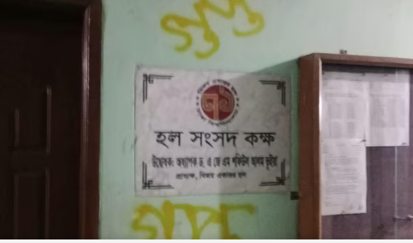 “ঢাবি ছাত্রদল ও শিবিরের সংঘর্ষ, সাংবাদিকদের ওপর হামলা”