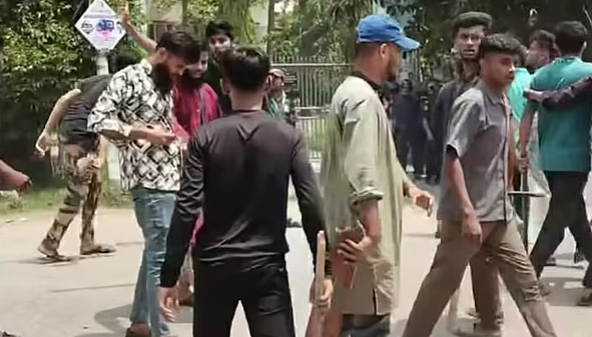 ঈশ্বরদী সরকারি কলেজে ছাত্রদল ও শিবিরের সংঘর্ষ:  ব্যাপক উত্তেজনা সৃষ্টি