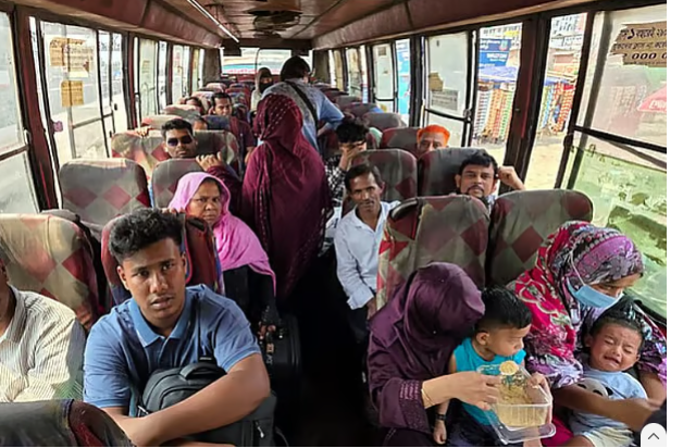 ঢাকায় পুরনো বাসে নতুন ভাড়ার প্রতারণা: যাত্রীদের অসহনীয় ভোগান্তি