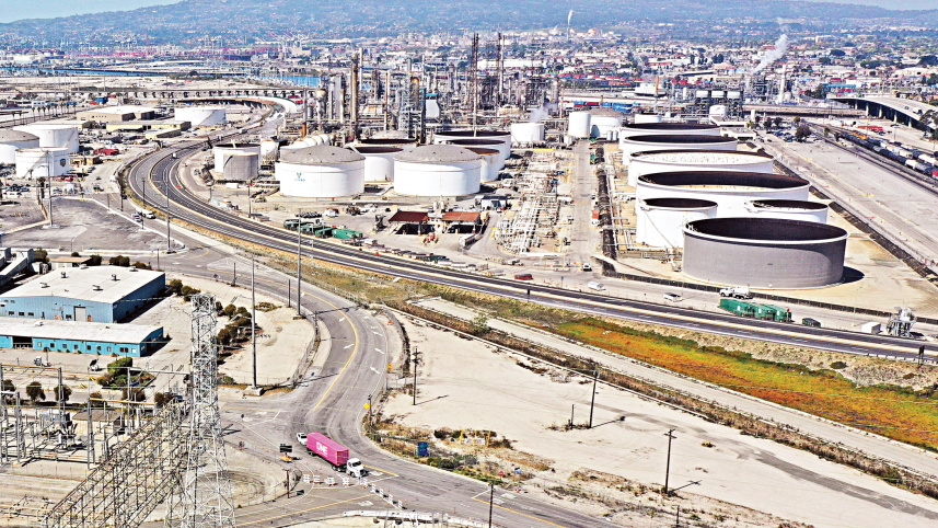 মধ্যপ্রাচ্য সংকটে বিশ্ব জ্বালানি বাজারে মহাধস; তেলের দাম বাড়ার রেকর্ড শঙ্কা