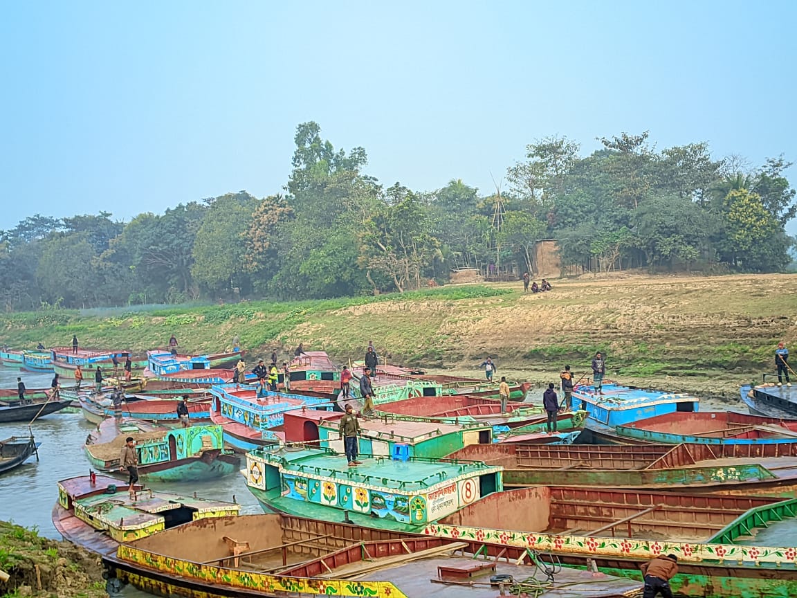 দিনে বন্ধ, রাতে যাদুকাটায় বালু লুট: ড্রেজারপ্রতি ৩০ হাজার টাকা চাঁদার অভিযোগ