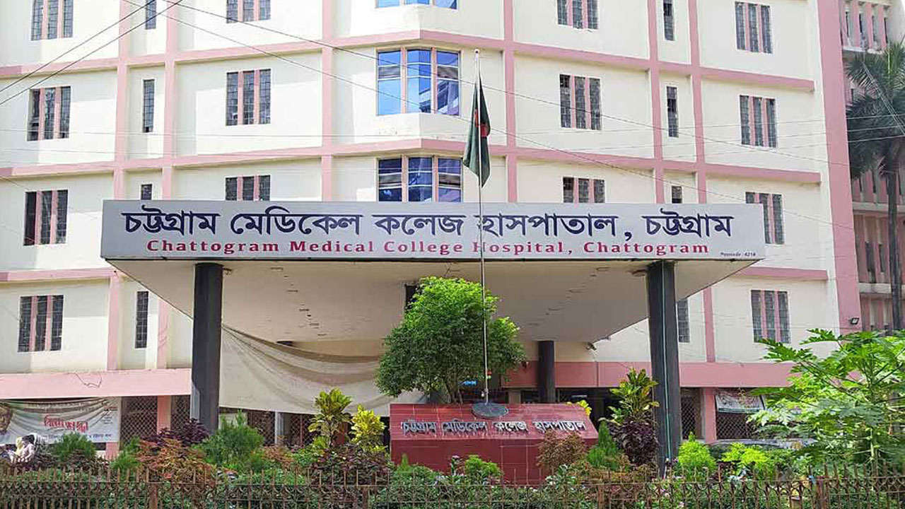 চট্টগ্রামে নেই বার্ন আইসিইউ; গুরুতর দগ্ধ রোগীদের ২৫০ কিলোমিটার পথ পাড়ি দিয়ে ঢাকায় আসতে হচ্ছে