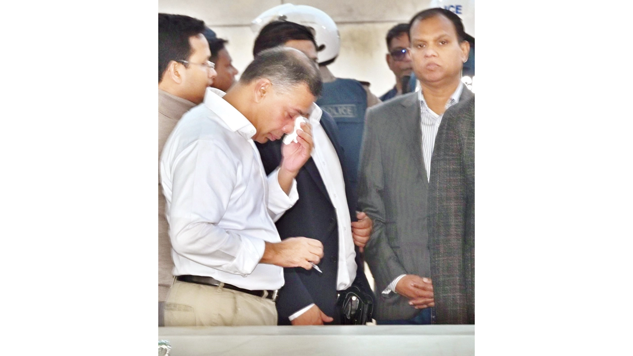 ১৯ বছর পর পিতার সমাধিতে অশ্রুসিক্ত তারেক রহমান