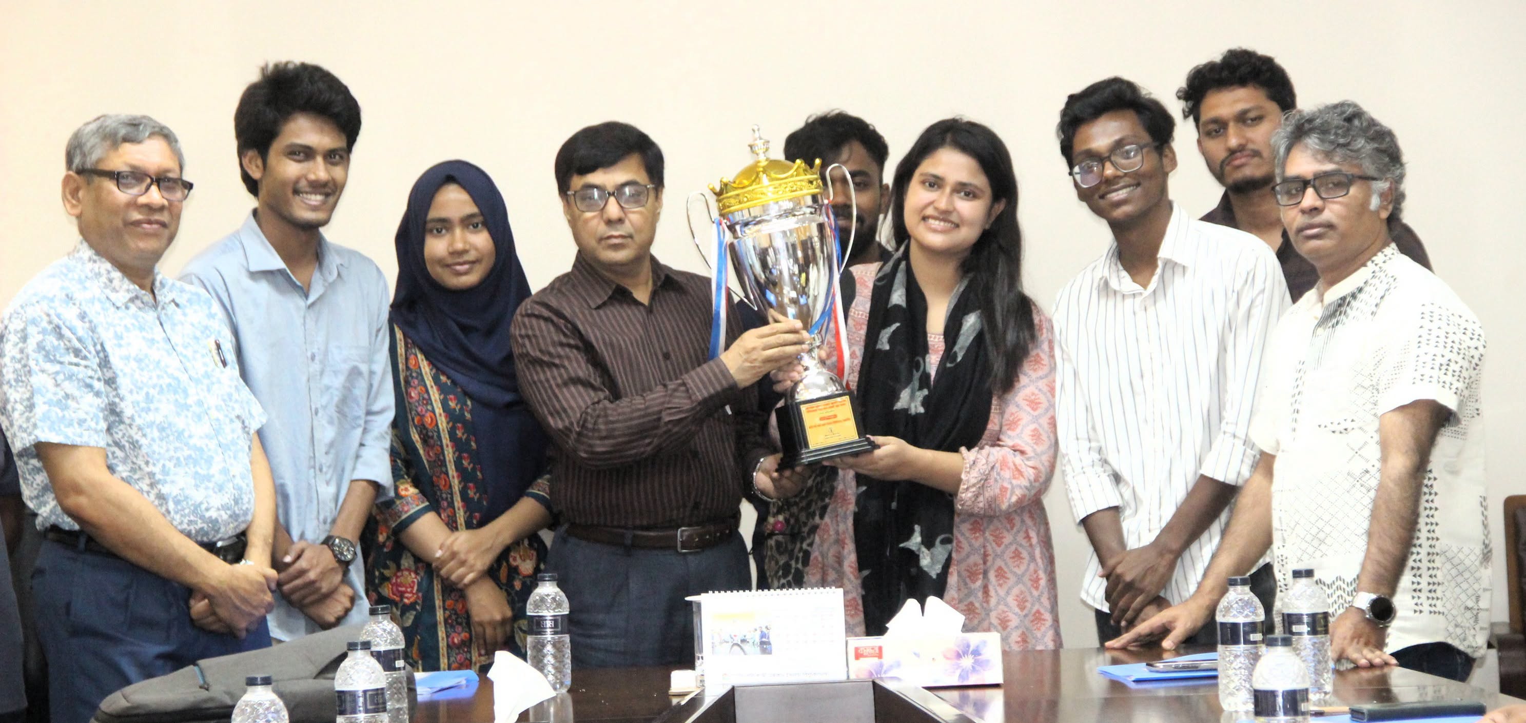 স্ট্যামফোর্ডকে হারিয়ে ছায়া সংসদ বিতর্কে চ্যাম্পিয়ন নজরুল বিশ্ববিদ্যালয়