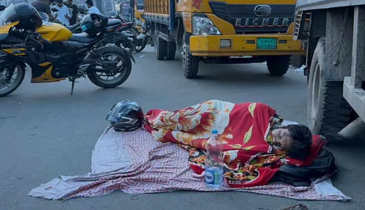 তেলের অপেক্ষায় রাতের ঘুমও এখন ফিলিং স্টেশনে, জনজীবনে নাভিশ্বাস