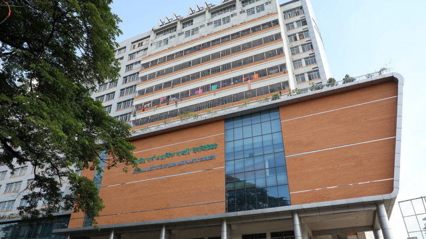 তুরাগে গ্যাস লিকেজ থেকে বিস্ফোরণ: অন্তঃসত্ত্বা নারীসহ দগ্ধ ১০, দুইজনের অবস্থা আশঙ্কাজনক