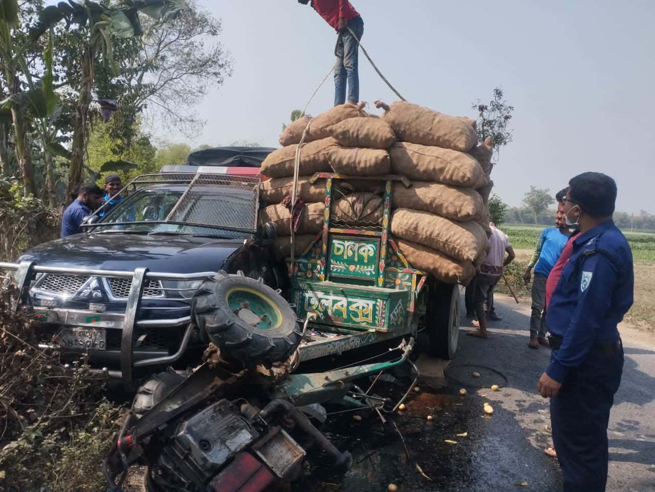 ঠাকুরগাঁওয়ে সড়কে পুলিশের পিকআপ ও আলুভর্তি ট্রাক্টরের সংঘর্ষ