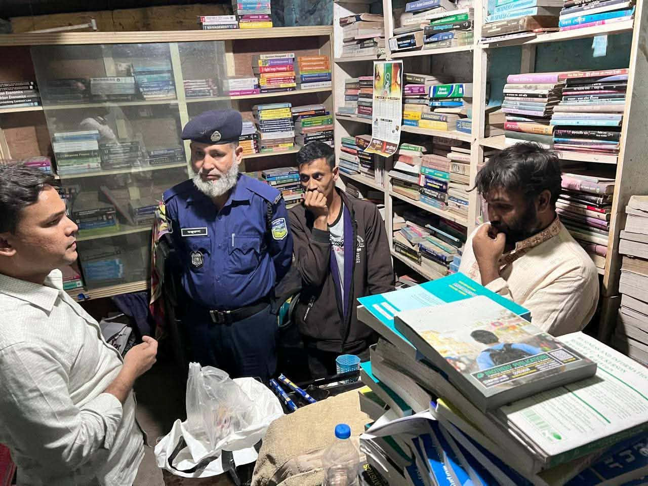 নজরুল বিশ্ববিদ্যালয় সংলগ্ন বইয়ের দোকানে মাদকের আসর, আটক ২