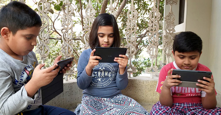 শৈশব যখন স্ক্রিনে বন্দি; ডিজিটাল আসক্তি ও শিশুদের মানসিক বিকাশে ঝুঁকি